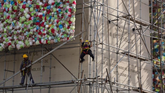 Dalam memperingati Hari Daur Ulang Sedunia, Tugu Buenos Aires di Argentina diselimuti kantong plastik. Nih foto-fotonya.