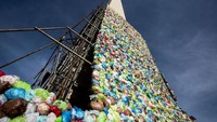 Jumlah kantong plastik tersebut mencapai ribuan dan berwarna-warni.