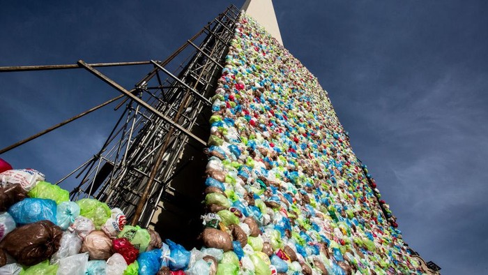 Dalam memperingati Hari Daur Ulang Sedunia, Tugu Buenos Aires di Argentina diselimuti kantong plastik. Nih foto-fotonya.
