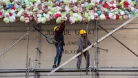 Petugas menempelkan kantong plastik bekas ke Tugu Buenos Aires di Argentina, Sabtu (13/5/2023).
