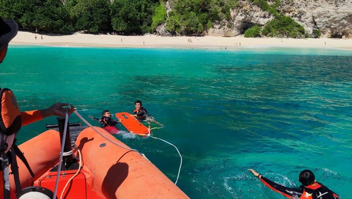 Tim SAR Nusa Penida mengevakuasi turis Mesir yang cedera bahu akibat diterjang ombak saat berenang di Pantai Kelingking, Nusa Penida, Senin (15/5/2023) siang. Foto: Istimewa
