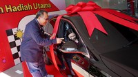 Vice President Postpaid Consumer, International Roaming and Interconnect Telkomsel Bernadus W. Wijayanto (kiri) menyerahkan secara simbolis 1 unit Mobil Mercedes-Benz C200 kepada pemenang utama Program Poin Festival 2022 di Semarang, Senin (15/5).