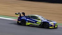 Pada balapan kedua, Rossi mengambil tempat di kokpit #46 BMW M4 GT3 di posisi kedua, menggantikan Martin yang start dari posisi ketiga di grid. Rekan setim Rossi itu mampu mempertahankan posisinya selama paruh pertama balapan sebelum menyerahkan moblnyake The Doctor. Foto: Brecht Decancq Photography via BMW Pressclub