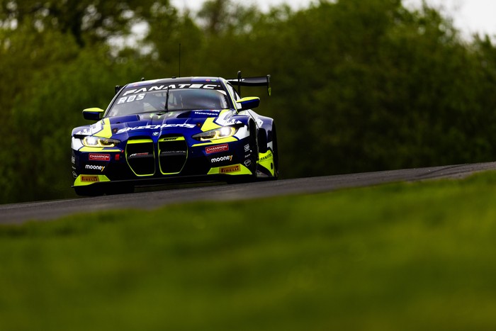 Valentino Rossi naik podium di GT World Challenge Europe Valentino Rossi naik podium di GT World Challenge Europe