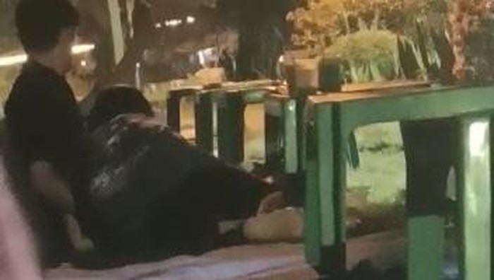 Viral video aksi mesum di warkop Mojokerto bawa anak kecil.