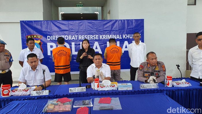 Wakil Direktur Reskrimsus Polda Riau AKBP Iwan P Manurung saat menjelaskan OTT Kadinkes Kampar dan Kepala Puskesmas, Sibiruang. (Raja Adil Siregar/detikSumut)