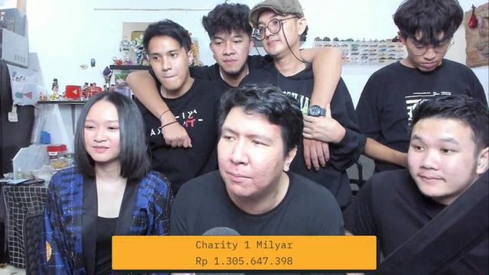YouTuber gaming Windah Basudara berhasil mengumpulkan donasi sebesar Rp 1,3 miliar dalam enam jam. Uang itu nantinya akan disumbangkan ke lembaga-lembaga.