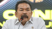Diketahui dalam kasus ini ada 5 orang tersangka yang telah ditetapkan sebagai tersangka. Mereka adalah AAL selaku Direktur Utama Bakti Kementerian Komunikasi dan Informatika, GMS selaku Direktur Utama PT Mora Telematika Indonesia, YS selaku Tenaga Ahli Human Development Universitas Indonesia Tahun 2020, MA selaku Account Director of Integrated Account Department PT Huawei Tech Investment dan IH selaku Komisaris PT Solitech Media Sinergy. 