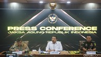 Jaksa Agung ST Burhanudin (tengah) bersama dengan Jampidsus Febrie Adriansyah (kanan) dan Kepala BPKP Muhammad Yusuf Ateh memberikan keterangan kepada awak media terkait kasus korupsi penyediaan infrastruktur Base Transceiver Station (BTS) 4G dan infrastruktur pendukung paket 1, 2, 3, 4, dan 5 BAKTI Kementerian Komunikasi dan Informatika Tahun 2020 sampai dengan 2022, Jakarta, Senin (15/5/2023).