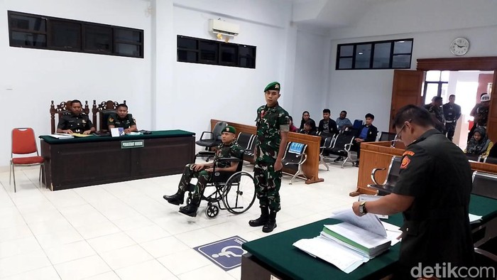 2 oknum TNI saat mengikuti sidang pembacaaan tuntutan di Pengadilan Militer Medan. (Farid Siregar/detikSumut)