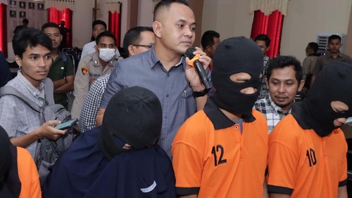 Dua pasangan aborsi di Mataram dibekuk, Selasa (16/5/2023). (Ahmad Viqi/detikBali)