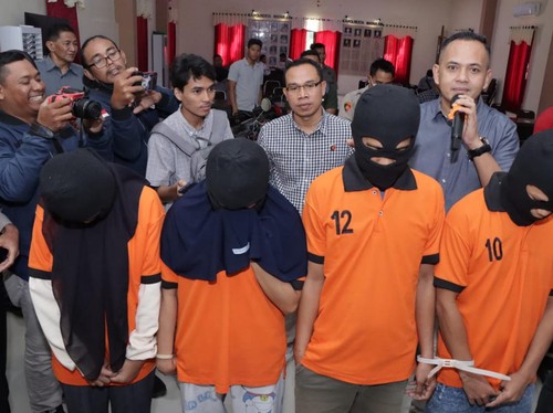 Dua pasangan aborsi di Mataram dibekuk, Selasa (16/5/2023). (Ahmad Viqi/detikBali)