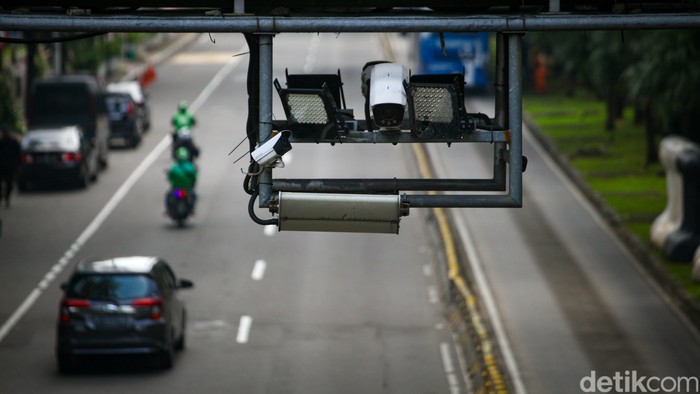 Tilang manual kembali diberlakukan di wilayah hukum Polda Metro Jaya. Jadi, tilang elektronik sampai saat ini masih berlaku ya gaes.