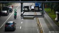 Justru, salah satu penyebab tilang manual kembali dilakukan adalah terbatasnya prasarana tilang elektronik atau e-TLE di sejumlah daerah.