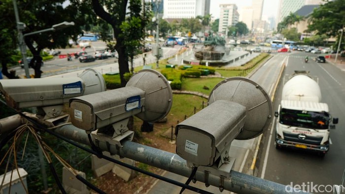 Ada Tilang Manual Lagi, E-TLE Tetap Berlaku Ya Gaes Tilang manual kembali diberlakukan di wilayah hukum Polda Metro Jaya. Jadi, tilang elektronik sampai saat ini masih berlaku ya gaes.