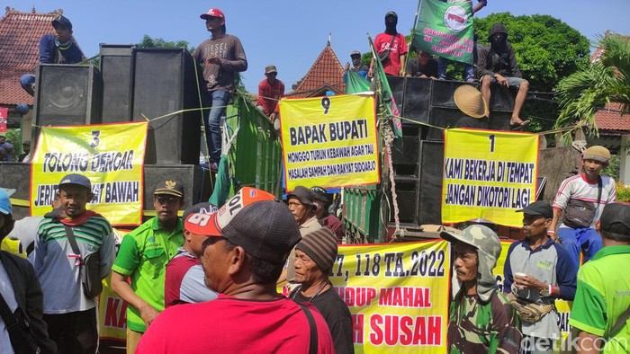 Aksi demo ratusan tukang sampah di Sidoarjo