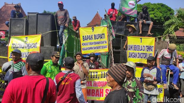 Aksi demo ratusan tukang sampah di Sidoarjo
