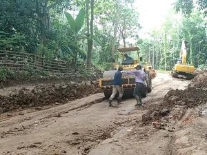 Warga Way Kanan Lampung Sewa Sendiri Alat Berat untuk Perbaiki Jalan Rusak