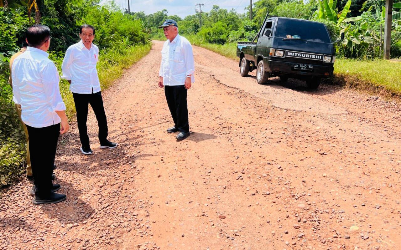 Presiden Joko Widodo (Jokowi) kembali meninjau jalan rusak, Selasa (16/5/2023). Kali ini, jalan rusak yang dicek adalah jalanan di Provinsi Jambi.
