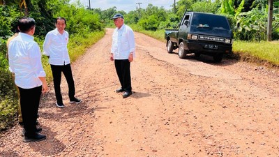 Ambil Alih Perbaikan, Ini Momen Jokowi Cek Jalan Rusak di Jambi
