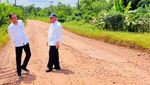 Ambil Alih Perbaikan, Ini Momen Jokowi Cek Jalan Rusak di Jambi