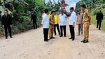 Ambil Alih Perbaikan, Ini Momen Jokowi Cek Jalan Rusak di Jambi