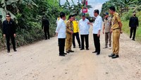 Jokowi menekankan pentingnya perbaikan jalan, terutama jalan logistik dan jalan produksi. Karena itu, lanjutnya, jalan tersebut harus segera diperbaiki.