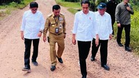 Jokowi dan rombongan juga berjalan kaki menyusuri jalanan yang rusak parah. 