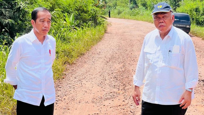 Presiden Joko Widodo (Jokowi) kembali meninjau jalan rusak, Selasa (16/5/2023). Kali ini, jalan rusak yang dicek adalah jalanan di Provinsi Jambi.
