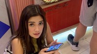 Pegal antre Thai tea di ChaTraMue, Andi Annisa sampai jongkok nih. Bonus foto gue hampir nyerah krn jujur pegel bgt, tulisnya.