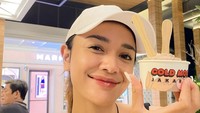 Menikmati es krim yang hits di Jakarta, Andi Annisa pamer senyum manis nih! Ada yang tertarik coba?