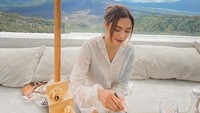 Kalau ini momen kulineran seru Andi Annisa di Kintamani, Bali. Pemandangan cantik gunung jadi bonus saat menyantap sushi.