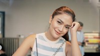 Jalan-jalan di London, Andi Annisa mampir ke kafe estetik nih. Waktu santainya ditemani segelas es kopi susu.