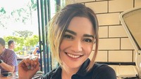 Layaknya milenial lain nih, Andi Annisa juga suka nongkrong di kafe. Kali ini momennya ditemani segelas minuman.