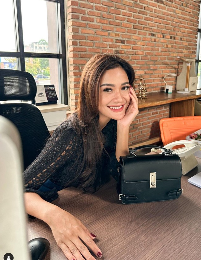 Andi Annisa Lasyah diketahui memang menjadi lawan main Fandy Christian dalam sebuah sinetron yang saat ini sedang tayang. Isu dirinya yang diduga menjadi orang ketiga dalam hubungan Dahlia Poland dan Fandy Christian membuat Andi Annisa kini jadi sorotan. Foto: Instagram/@andiannsyah