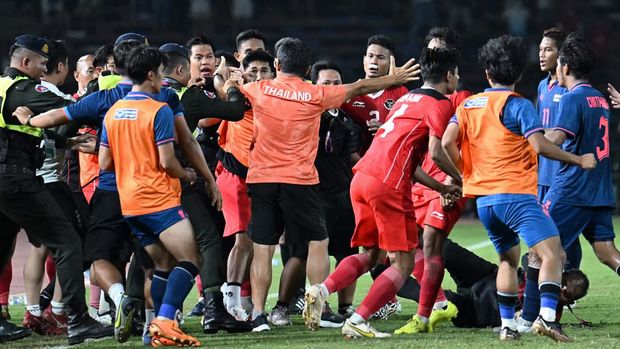 Players and officials gather as a fight breaks out on the sidelines of the men's football final match between Thailand and Indonesia during the 32nd Southeast Asian Games (SEA Games) in Phnom Penh on May 16, 2023. (Photo by MOHD RASFAN / AFP) (Photo by MOHD RASFAN/AFP via Getty Images)