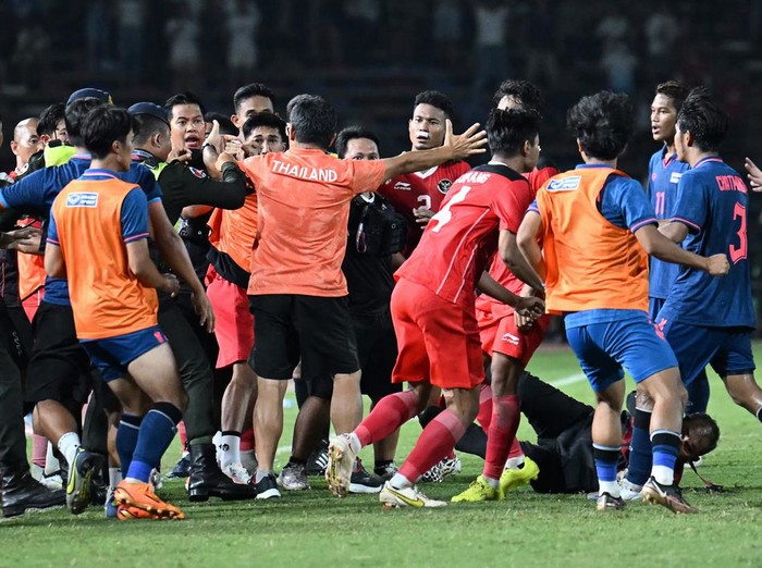 Players and officials gather as a fight breaks out on the sidelines of the mens football final match between Thailand and Indonesia during the 32nd Southeast Asian Games (SEA Games) in Phnom Penh on May 16, 2023. (Photo by MOHD RASFAN / AFP) (Photo by MOHD RASFAN/AFP via Getty Images)