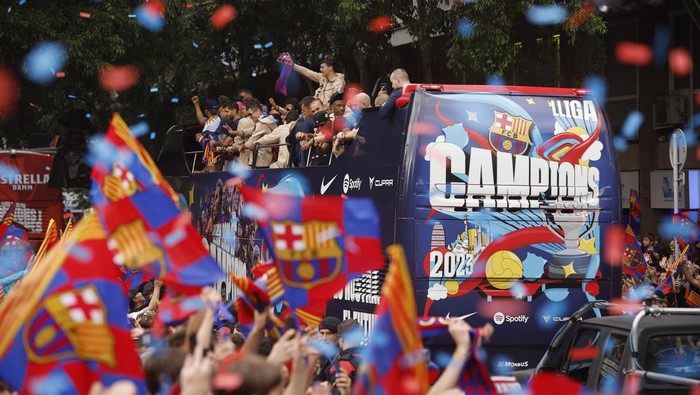 Soccer Football - FC Barcelona victory parade after winning  LaLiga - Barcelona, Spain - May 15, 2023 FC Barcelonas Andreas Christensen and teammates celebrate with fans after winning LaLiga REUTERS/Albert Gea