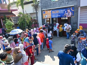 Relawan Sandiaga Bantu Warga Dapat Bahan Pokok Murah