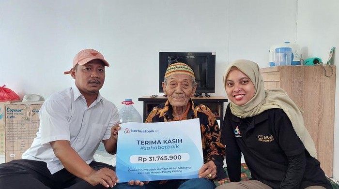 Donasi sahabat baik membuat Abah Ramdan memiliki rumah yang aman dan nyaman. Kini, ia sudah tidak lagi tinggal di rumah tak permanen yang rawan bocor.
