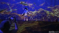 Visualisasi alam semesta di ruang pameran yang dapat bergerak mengikuti sensor kaki menjadi daya tarik pengunjung.