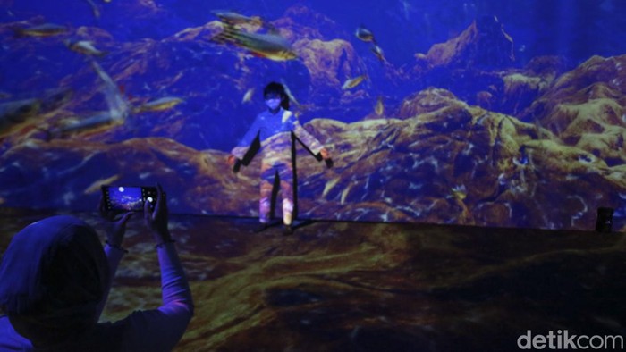 Pengunjung berfoto di pameran seni digital Imagispace, Plaza Senayan, Jakarta, Selasa (16/5/2023). Pameran seni digital kini tengah digemari oleh pengunjung, teknologi video yang dipadukan dengan instalasi seni yang instagramable kerap diserbu pengunjung.