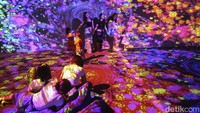 Sensor kaki membuat pengunjung seolah bisa berinteraksi dengan pameran.