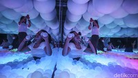 Pengunjung terlihat asyik menikmati pameran seni digital Imagispace,