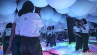 Mulai dari anak-anak hingga orang dewasa menikmati pameran ini.
