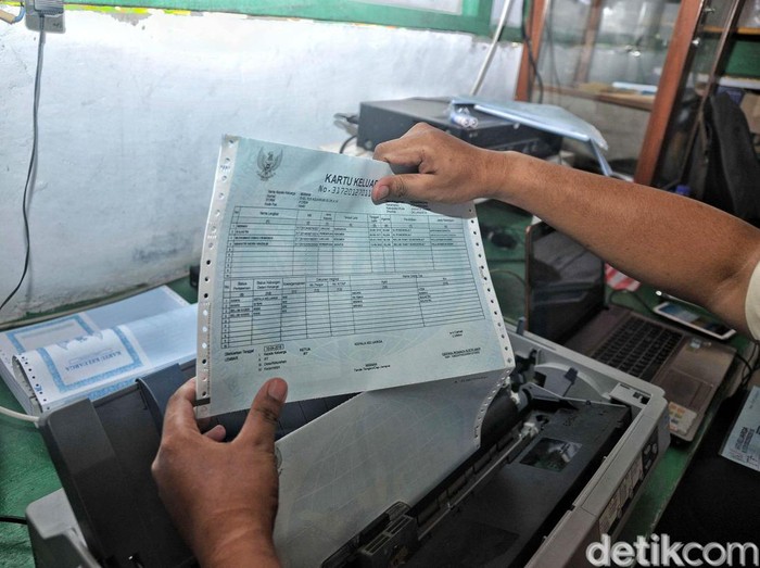 Masyarakat bisa mengecek informasi Kartu Keluarga secara online tanpa harus mendatangi kantor Dukcapil. Lalu, bagaimana cara cek Kartu Keluarga secara online?