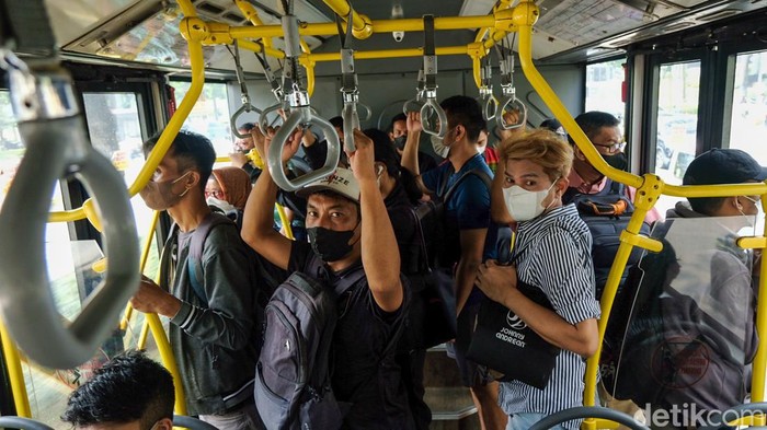 PT TransJakarta menargetkan waktu tempuh sejumlah rute paling lama 35 menit. TransJ mengatakan salah satu caranya adalah menjamin jalur khusus yang benar-benar steril.