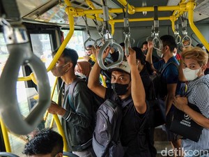 Sudah Nggak Wajib di Transjakarta, Pilih Copot Masker atau Tetap Pakai?