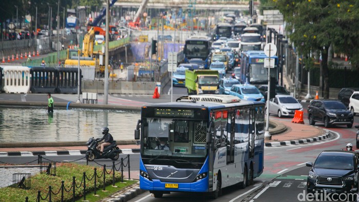 PT TransJakarta menargetkan waktu tempuh sejumlah rute paling lama 35 menit. TransJ mengatakan salah satu caranya adalah menjamin jalur khusus yang benar-benar steril.