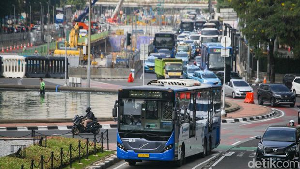 PT TransJakarta menargetkan waktu tempuh sejumlah rute paling lama 35 menit. TransJ mengatakan salah satu caranya adalah menjamin jalur khusus yang benar-benar steril.